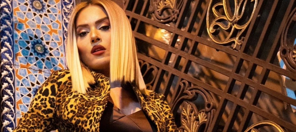 Demet Akalın’ın Ayaklı Reklam Panosuyum