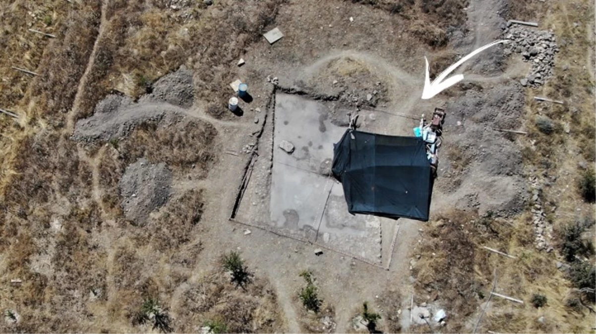 Çiftçi tarlasını sürerken pulluğa takıldı, Roma dönemine ait olduğu düşünülüyor! Ekipler hemen kazı çalışmalarına başladı