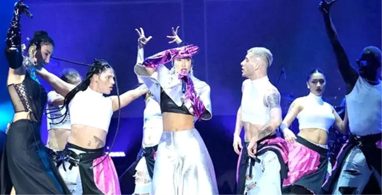 Hande Yener… NEON HANDE IŞIĞIYLA BOĞAZI AYDINLATTI!