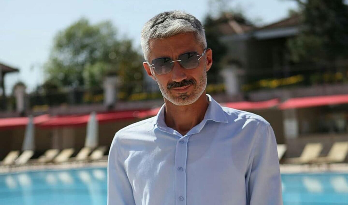 Ünlü Sanatçı ve Müzik Yöneticisi Ayhan Keskin Kimdir ?