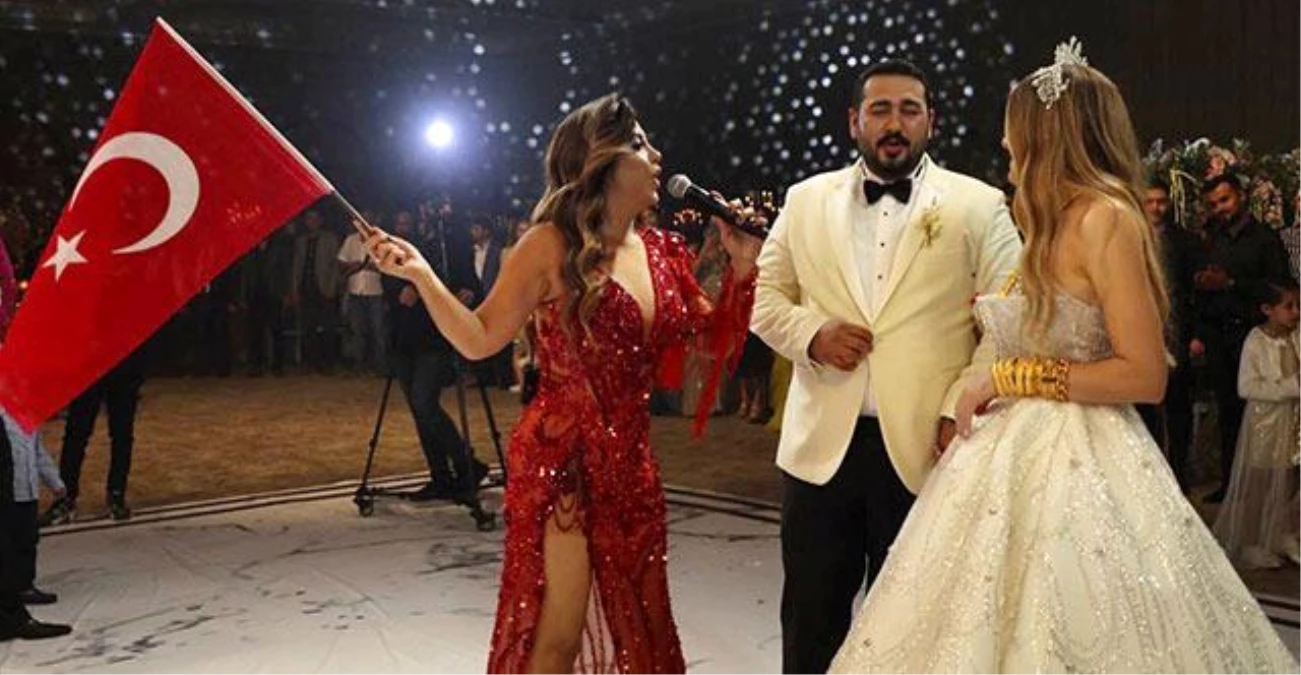 Aslı Hünel, Dev Türk Bayrağı Eşliğinde Muhteşem Bir Performans Sergiledi