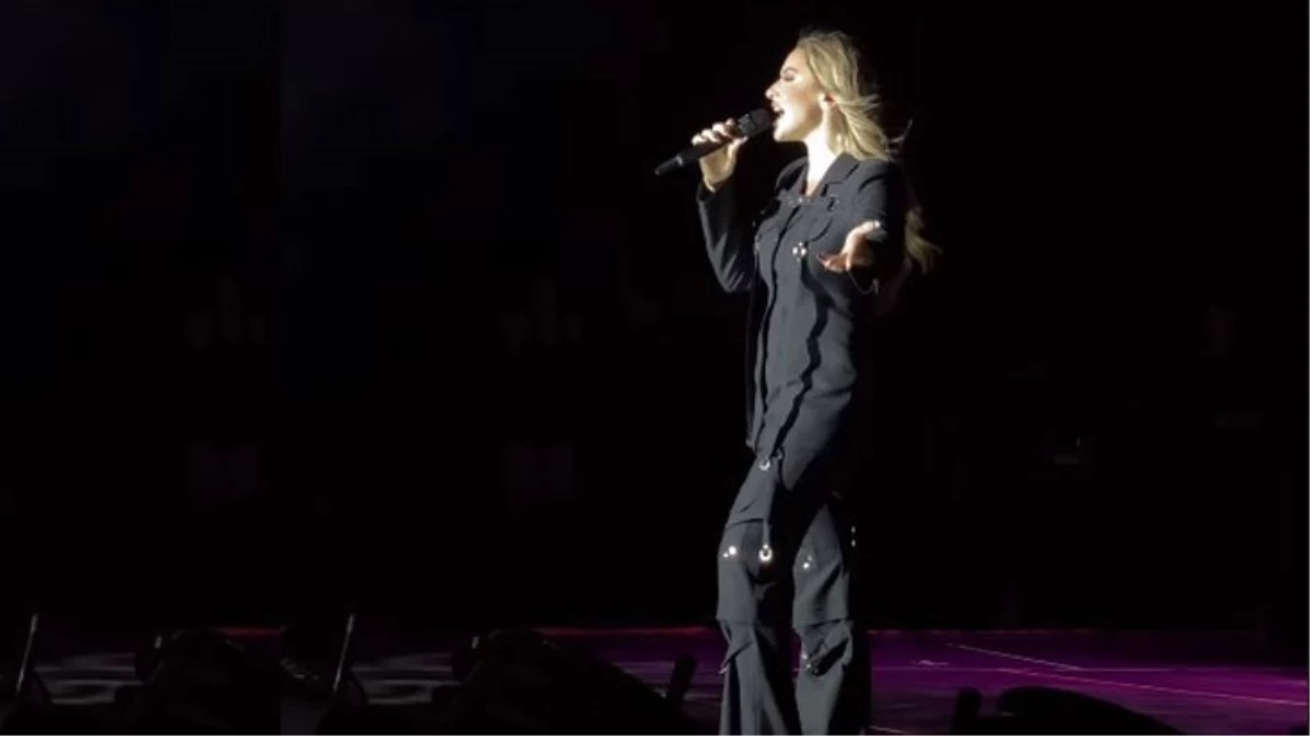 Hadise’nin konserinde annesinden bahsederken gözyaşlarına hakim olamadı
