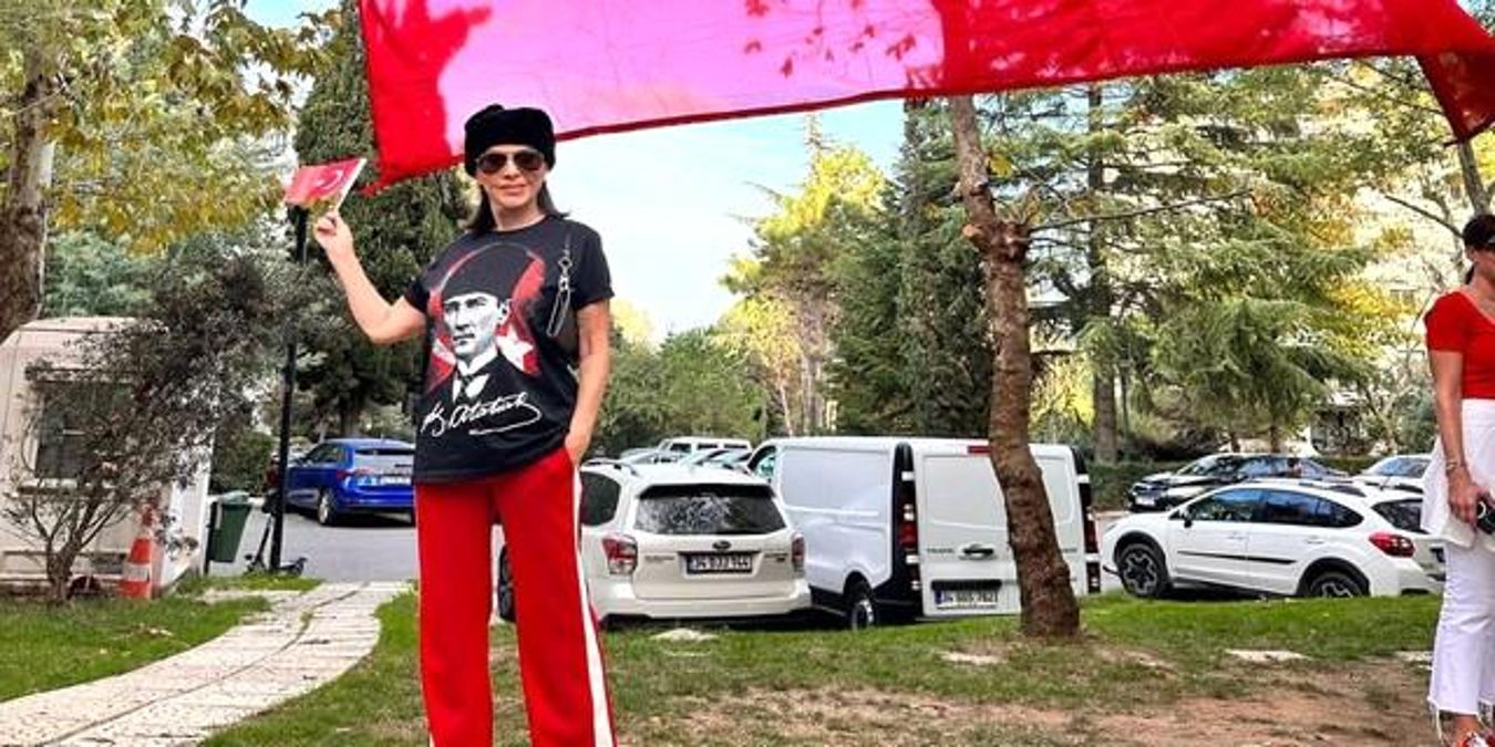 Nebahat Çehre, Cumhuriyet Bayramı’nı kutladı