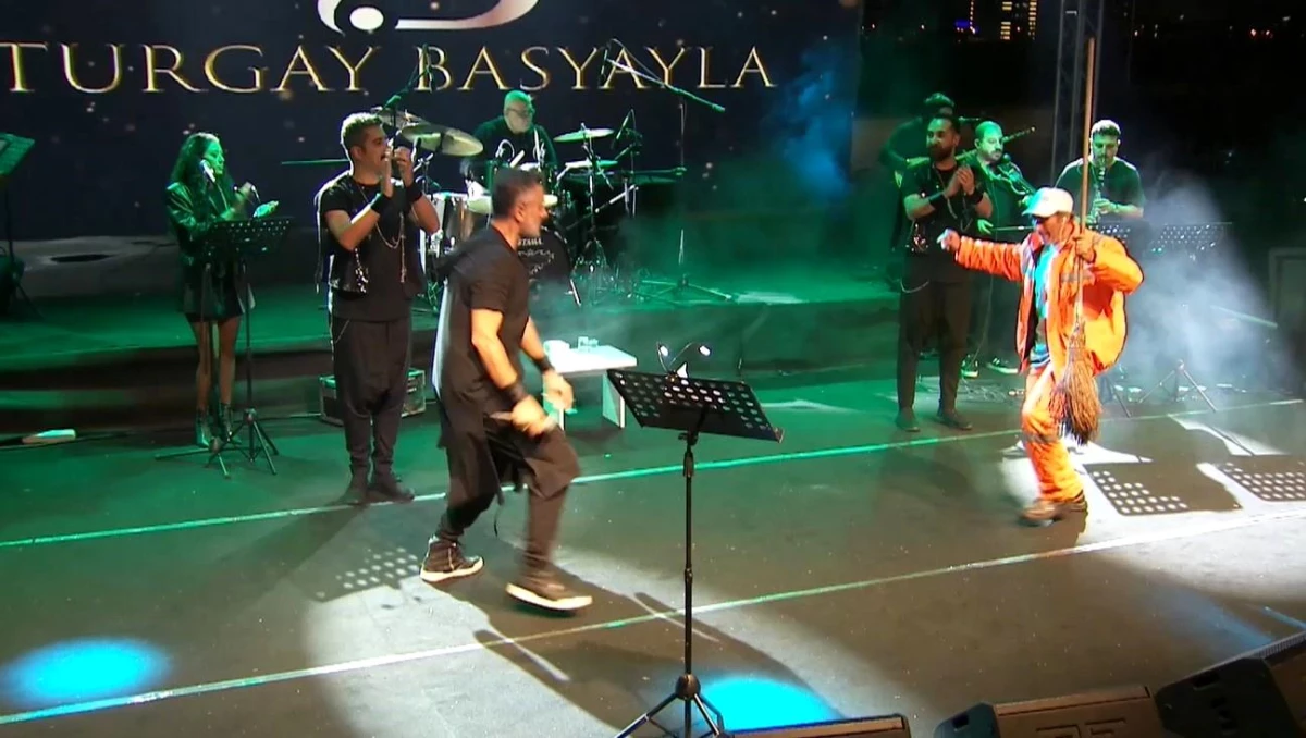 Temizlik görevlisi konserde sanatçıyla oynadı