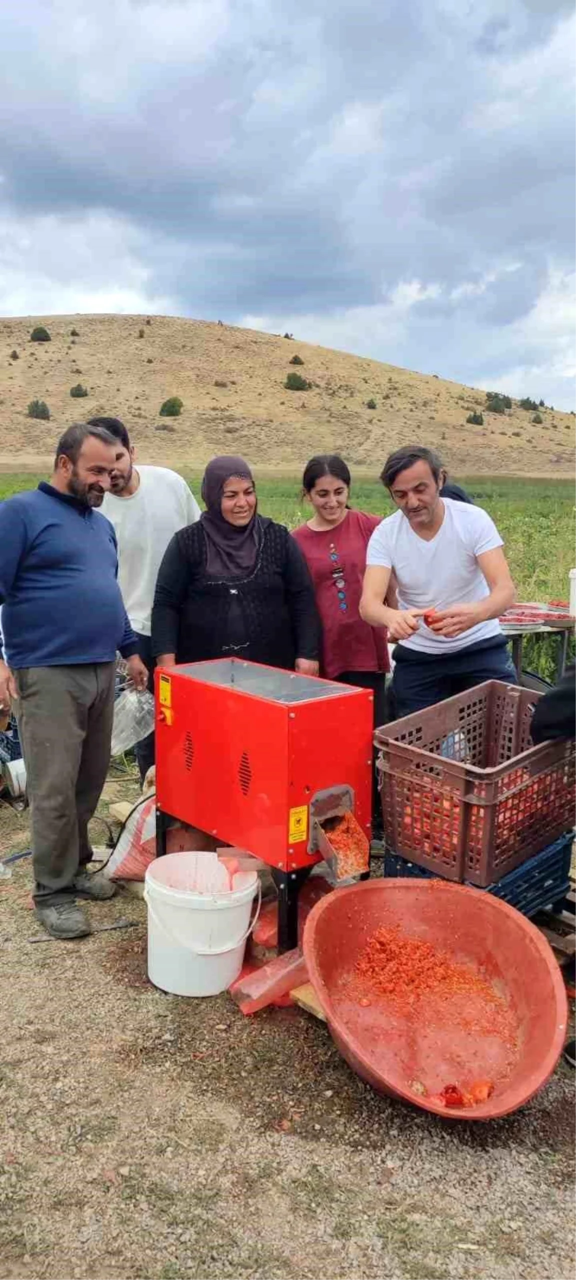 Ünlü Oyuncu Ersin Korkut, Bitlis’te Tarım İşçileriyle Domates Topladı
