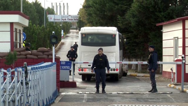 Dilan Polat ve Sıla Doğu polisler eşliğinde Marmara Cezaevi'ne getirildi