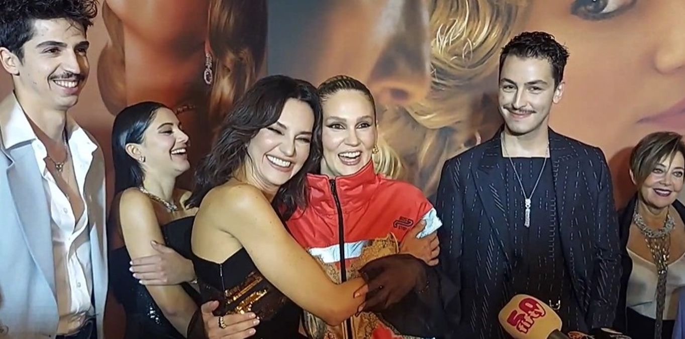 Bergen filmin başrol oyuncuları Farah Zeynep Abdullah ve Hande Ataizi, filmin galasında barıştı