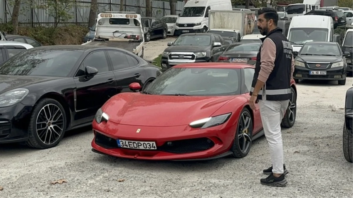 Dilan ve Engin Polat çiftinin araçları emniyetin önünde sergileniyor