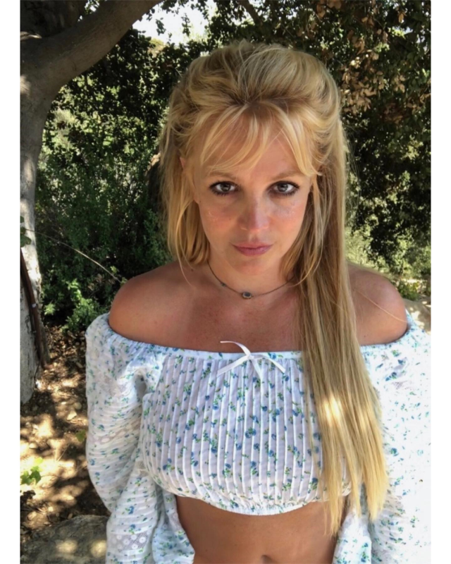 Britney Spears, yatakta çırılçıplak halde şekilden şekle girdi