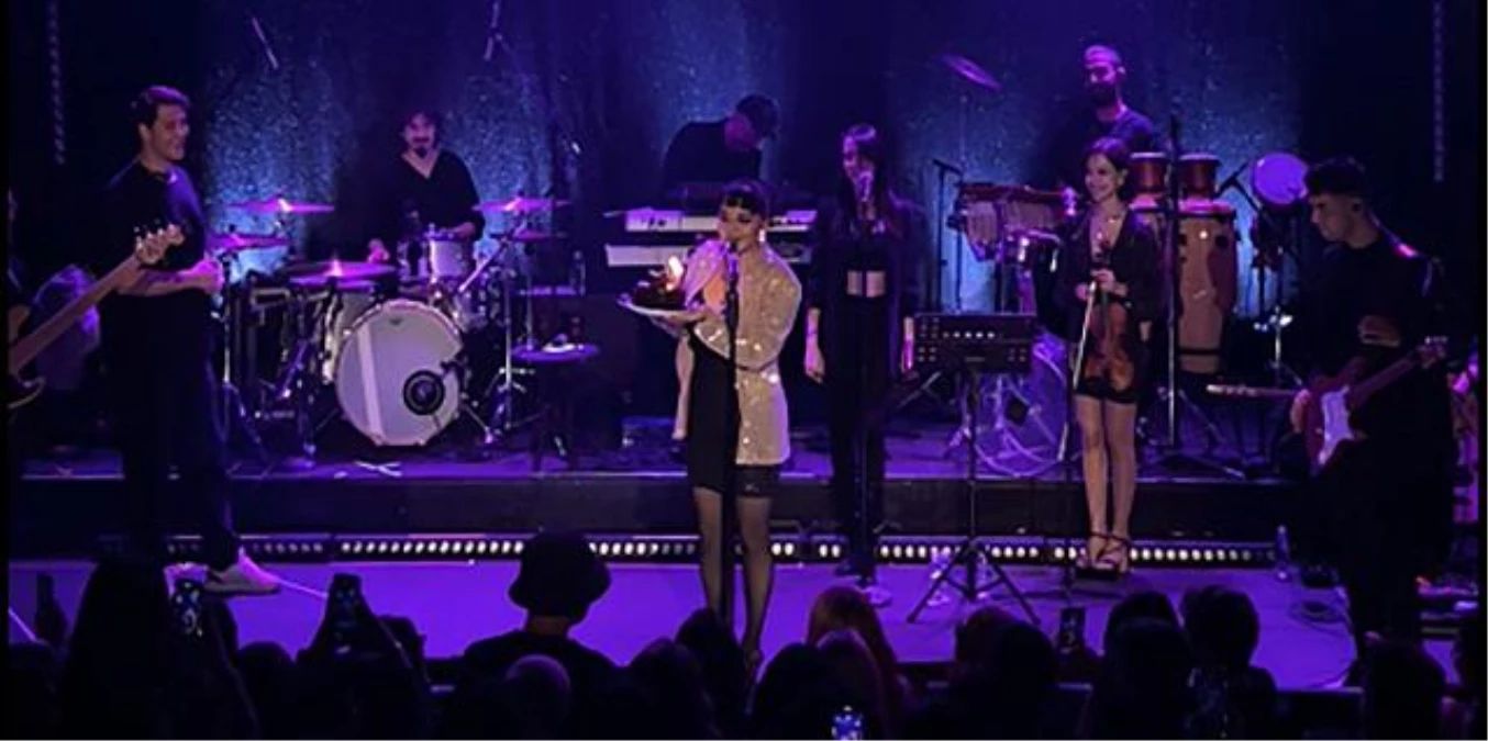 Göksel’e konser sırasında sürpriz doğum günü kutlaması
