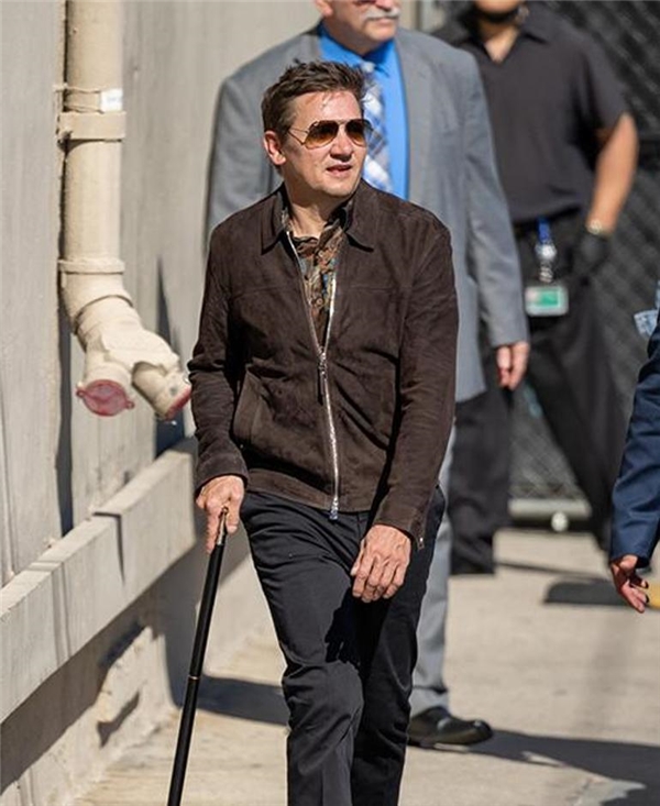 Jeremy Renner... BİR YIL ÖNCE ÖLÜMDEN DÖNMÜŞTÜ, ONU KURTARANLARI UNUTMADI!