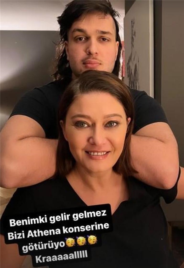 Nurgül Yeşilçay'ın oğlu Osman Nejat, Athena konserine gitti