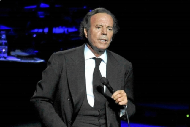 Ünlü şarkıcı Julio Iglesias gözaltına alındı! Valizinden 42 kilo yiyecek çıktı