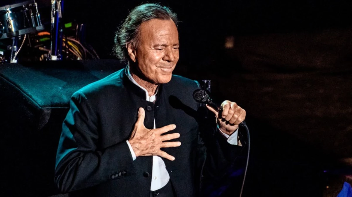 Ünlü şarkıcı Julio Iglesias gözaltına alındı! Valizinden 42 kilo yiyecek çıktı