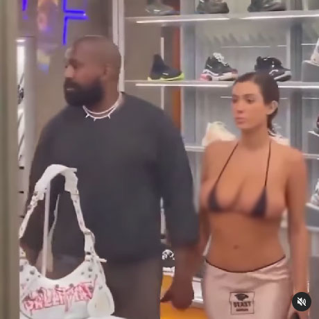 Kanye West'in eşi Bianca Censori mini bikini üstüyle alışverişe çıktı! Görenler dönüp bir daha baktı