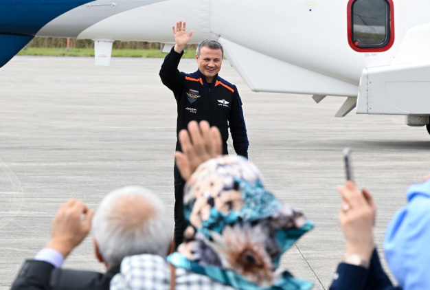 Türkiye'nin ilk astronotu Alper Gezeravcı'ya kayıtsız kalmadılar! Cem Yılmaz'dan G.O.R.A göndermesi