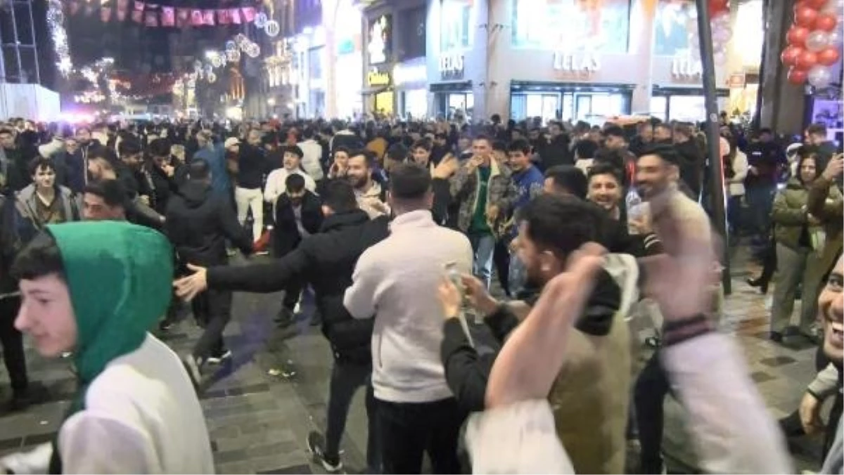 İstiklal Caddesi’nde Yeni Yıl Coşkusu