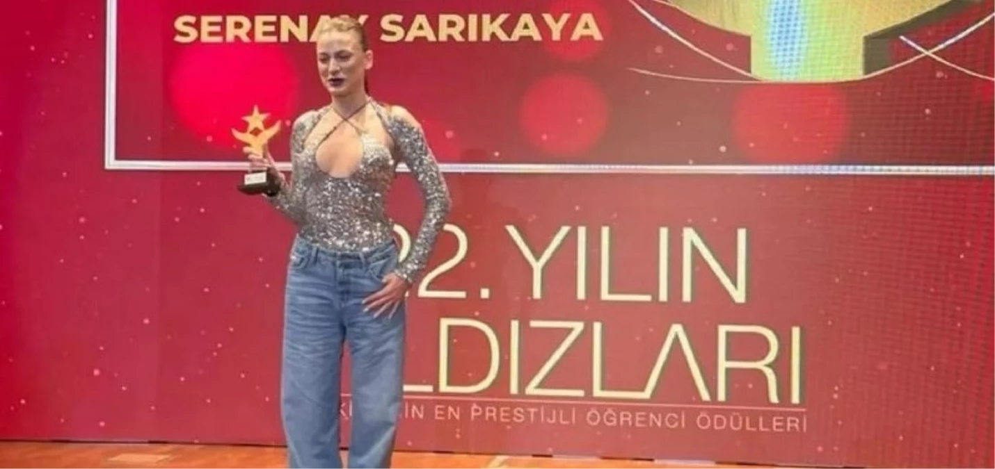 Serenay Sarıkaya, Yılın Yıldızları Ödül Töreni’nde ödüller kazandı