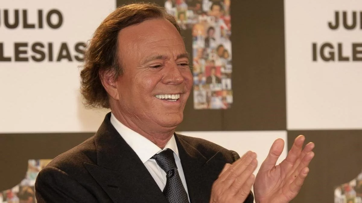 Ünlü şarkıcı Julio Iglesias gözaltına alındı! Valizinden 42 kilo yiyecek çıktı
