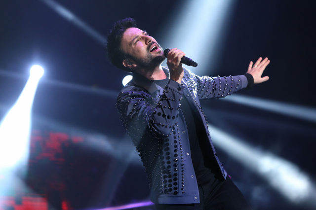 Depremin sembol fotoğrafını paylaşan mega star Tarkan'dan hükümete eleştiri: Depremde yaşananları, yaşatılanları unutmadık