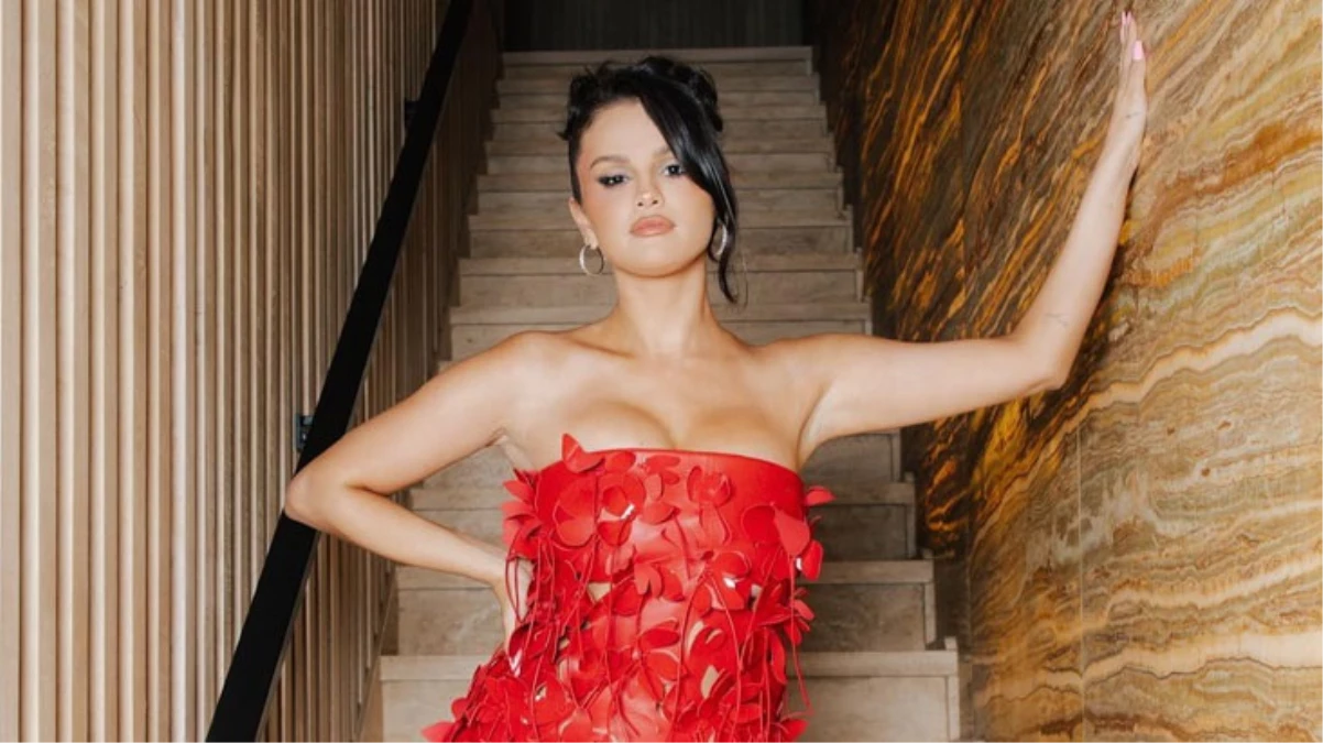 Selena Gomez, Instagram’da paylaştığı makyajsız fotoğraflar ile doğal güzelliğini gösterdi ancak kısa bir süre sonra fotoğrafları sildi