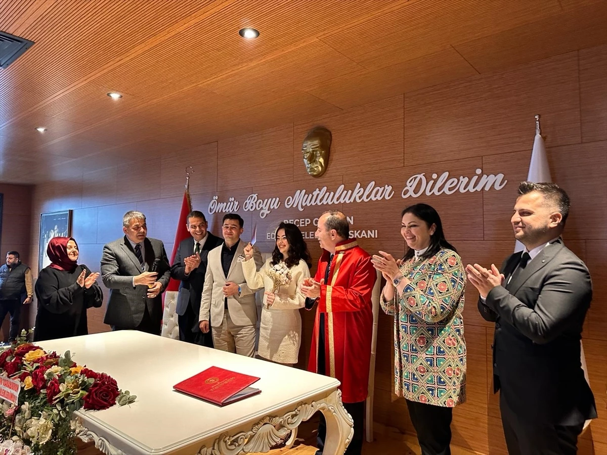 Edirne Emniyet Müdürü, nikah töreninde evlilik cüzdanını geline verdi