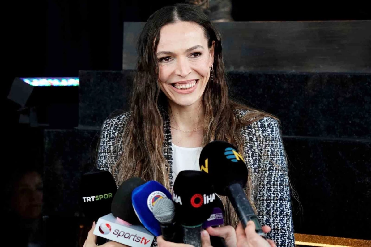 Eda Erdem heykelini yere göğe sığdıramazken sosyal medyada alay konusu oldu