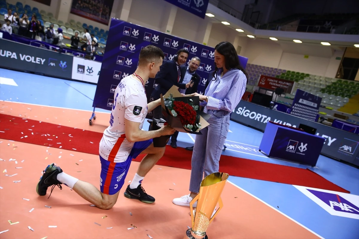 Halkbank Voleybol Takımı’nın oyuncusu Mert Matic, İrem Yaman’a evlilik teklif etti