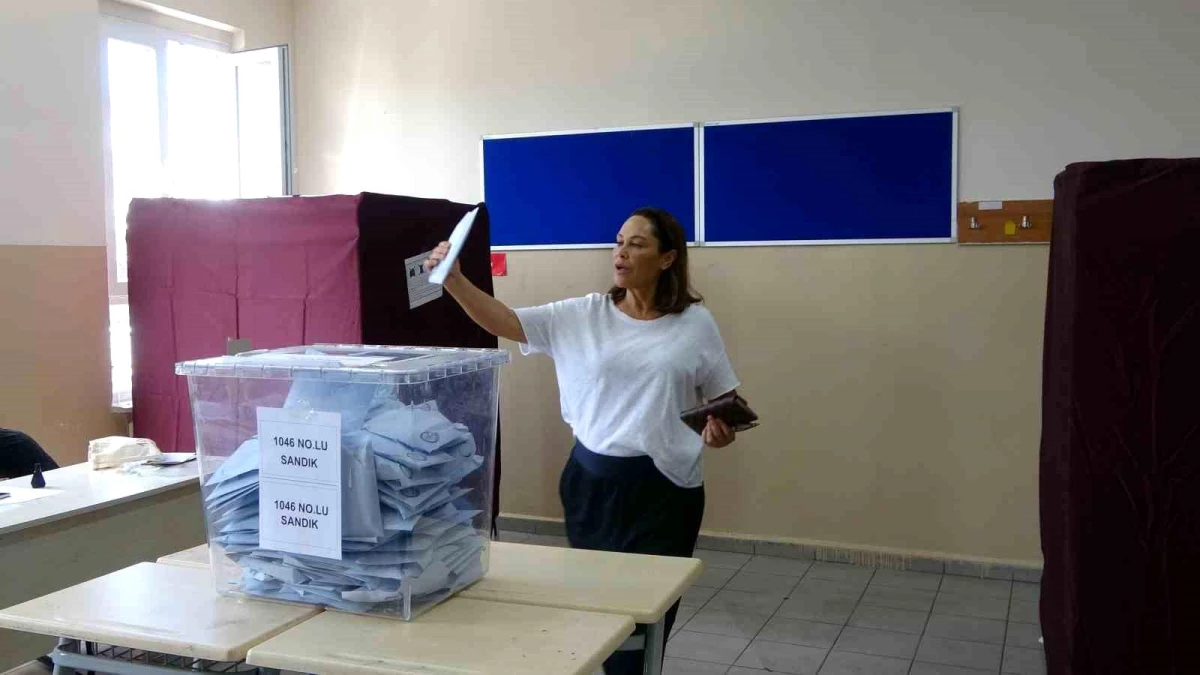 Hülya Avşar, oy kullanma işlemi sonrası Beşiktaş tezahüratı yapan gruba eşlik etti