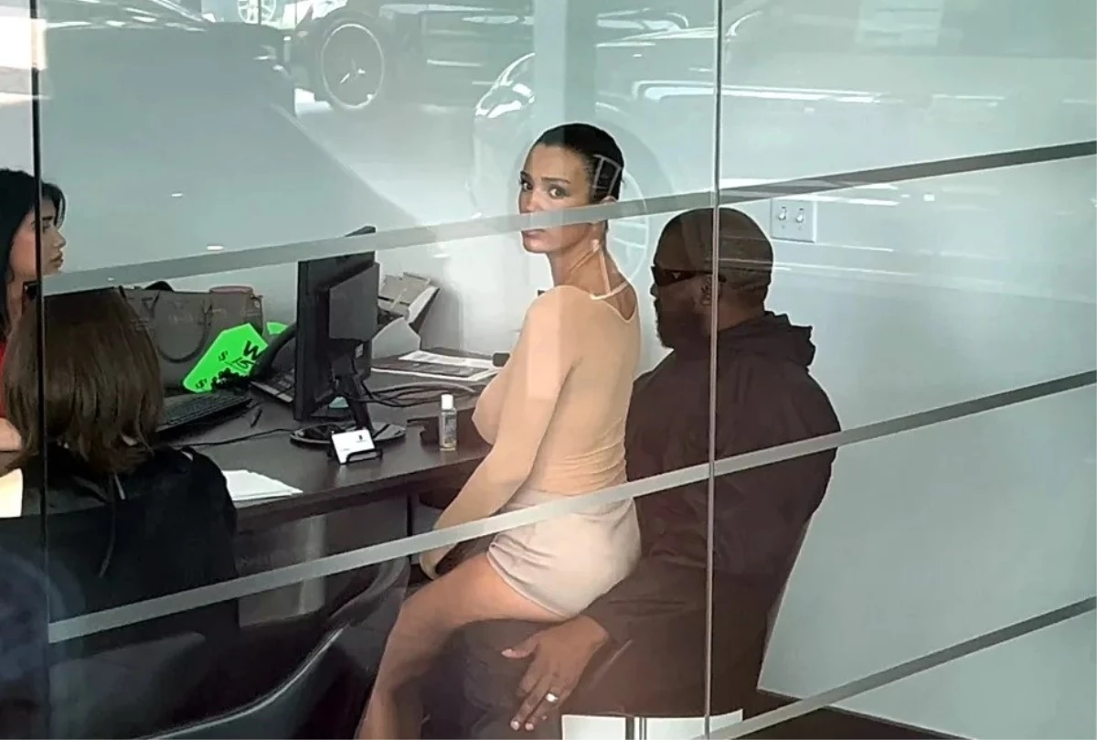 Kanye West’in Eşi Bianca Censori, Oto Galerisinde Göğüslerini Sergiledi