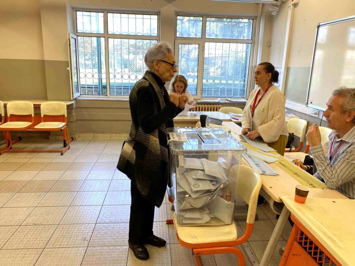 Tülin Oral, oy kullanmak için Etiler Mesleki ve Teknik Anadolu Lisesi’ne gitti