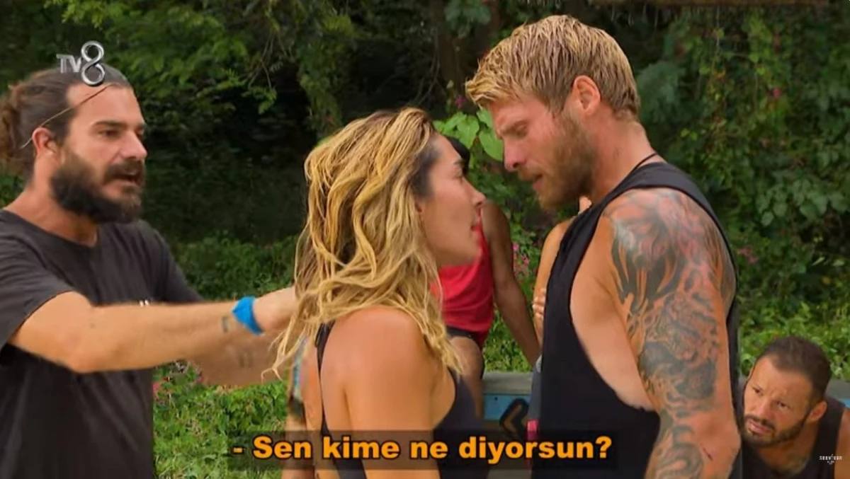 Survivor’da Berna ve Hakan’la kavga eden Yunus Emre, Acun’un sözlerinden sonra konseyi terk ediyor