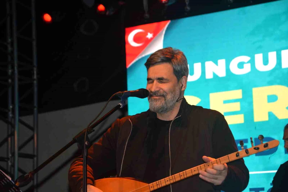 Çorum’un Sungurlu ilçesinde Uğur Işılak konserine yoğun katılım yaşandı