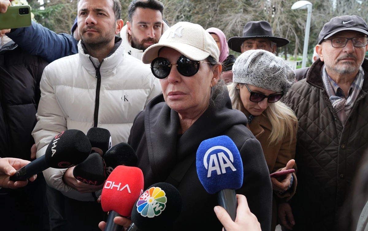 Ünlü oyuncu Bahar Öztan’ın cenazesi Şakirin Camisi’nde kılınan namazın ardından defnedildi