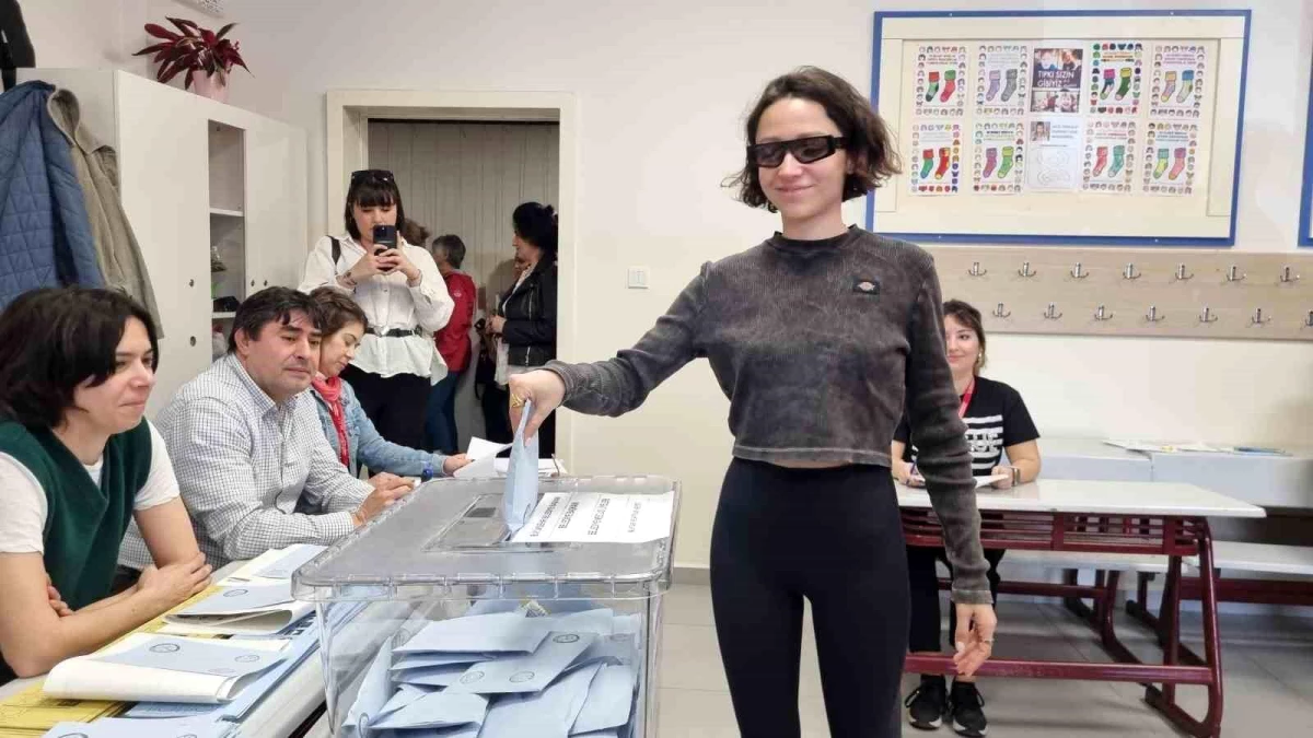 Zeynep Bastık, oy kullanmak için asistanını sıraya koydu