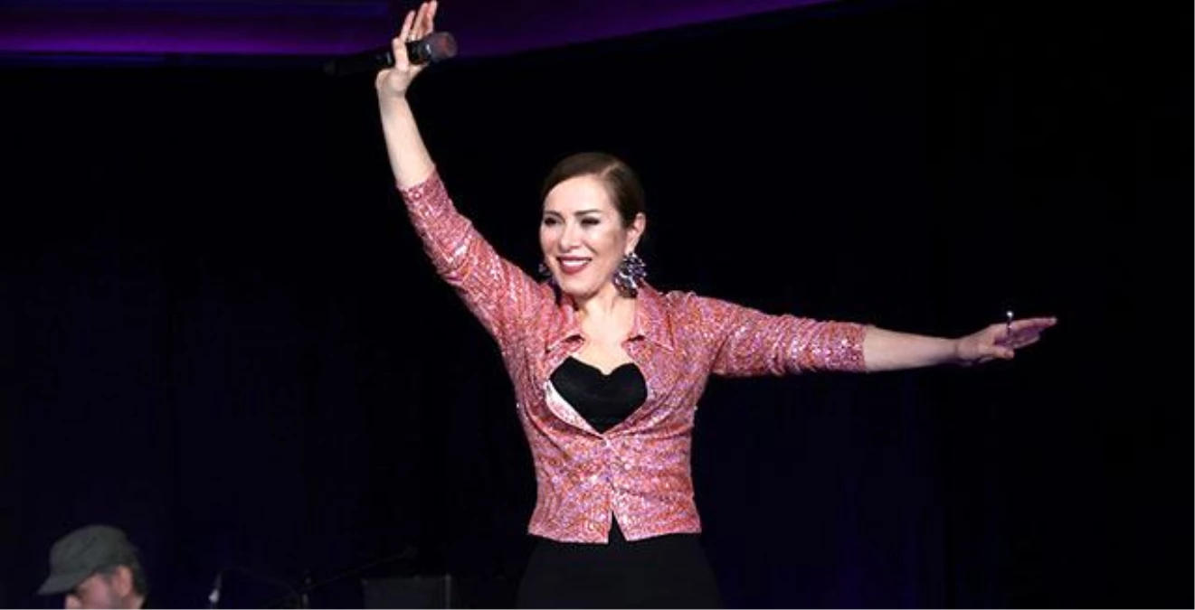 Zuhal Olcay, İBB’nin Çengelköy Kültür ve Yaşam Merkezi’nde konser verdi