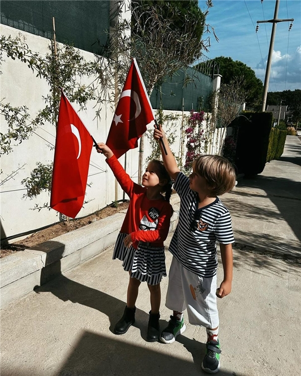 Ünlü İsimlerden 23 Nisan Ulusal Egemenlik ve Çocuk Bayramı Paylaşımları