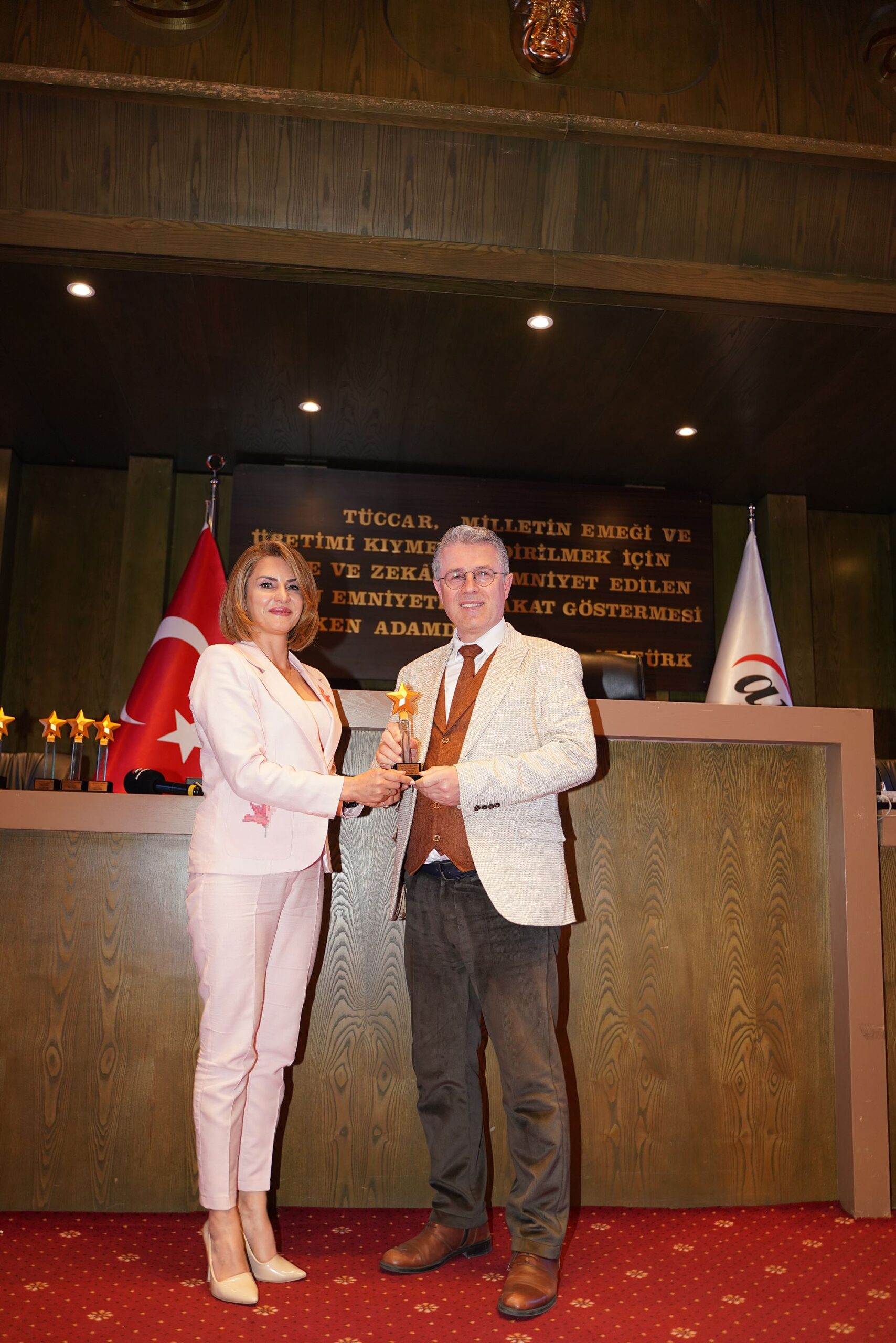 Gurbet Altay “yılın en iyi iletişim uzmanı” seçildi.