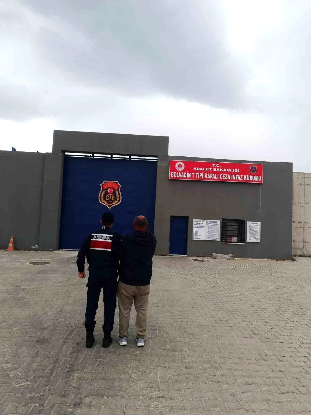 Afyonkarahisar’da İl Jandarma Komutanlığı 5 yıl kesinleşmiş hapis cezası bulunan şahsı yakaladı