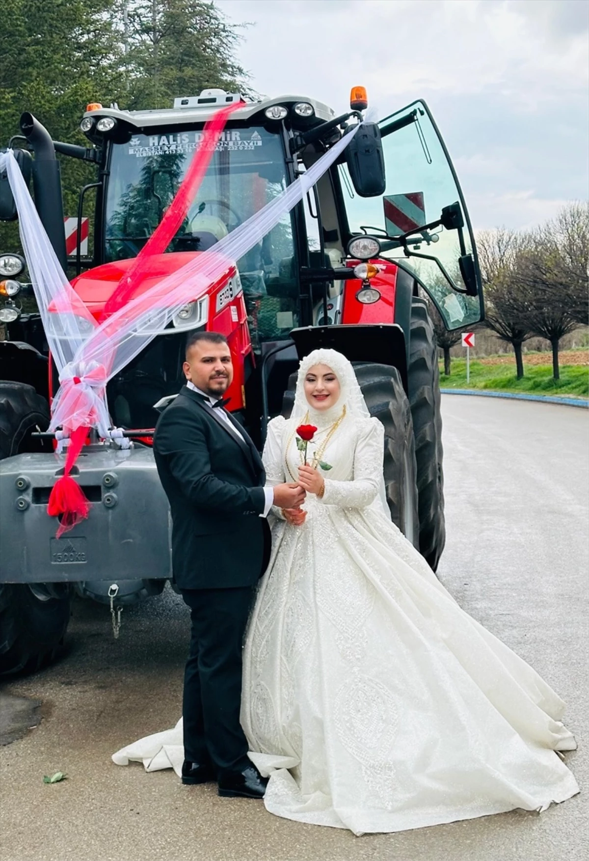 Kahramanmaraş’ta çift, traktörlerini gelin arabasına dönüştürdü