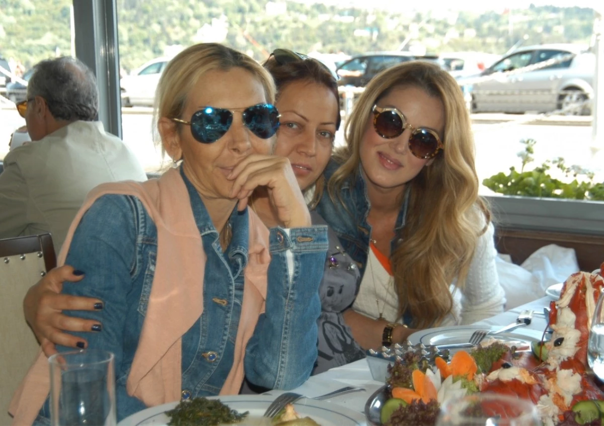 Petek Dinçöz’ün annesi yüz gerdirme ameliyatı oldu! Yeni hali kızını solladı