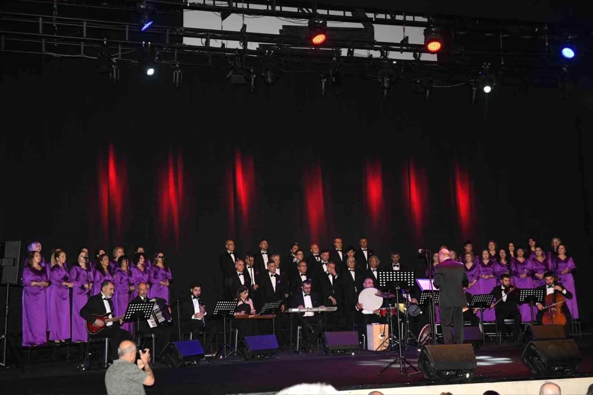 Balıkesir Türk Müziği Korosu Otizimli Bireyleri Destekleme Vakfı İle Konser Verdi