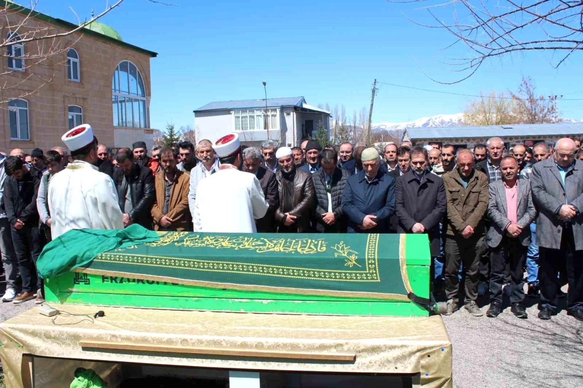 Erzurumlu iş insanlarından Tugay Medya Yönetim Kurulu Başkanı Hacı Veli Tugay’ın eşi Hacı Zemine Tugay son yolculuğuna uğurlandı