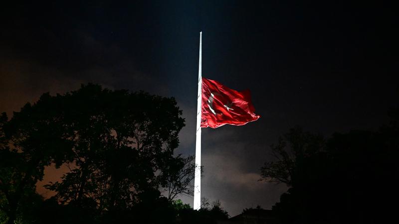 Milli yas nedeniyle bayraklar yarıya çekildi