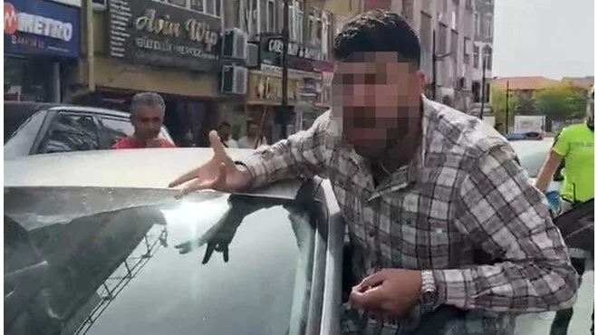Polisin üzerine otomobilini sürdü