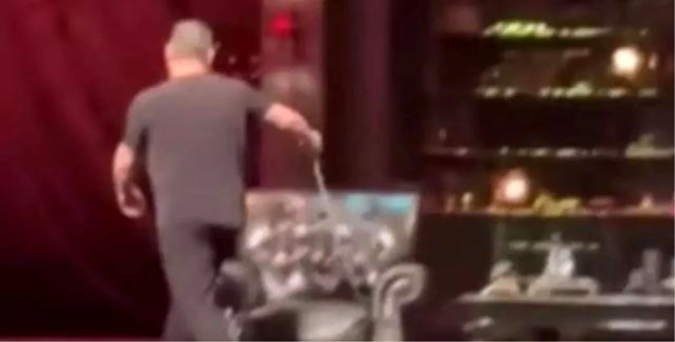 Cem Yılmaz, izleyicilerin taşkınlığı nedeniyle sahneyi terk etmedi