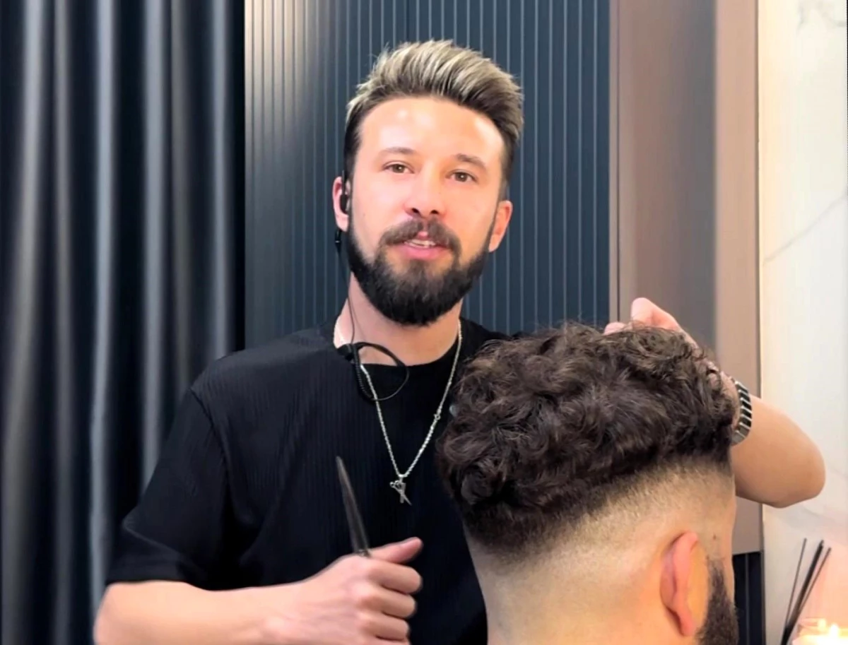 Denizli’de Kuaför, Müşterisini Pamukkale’yi İzlerken Tıraş Etti