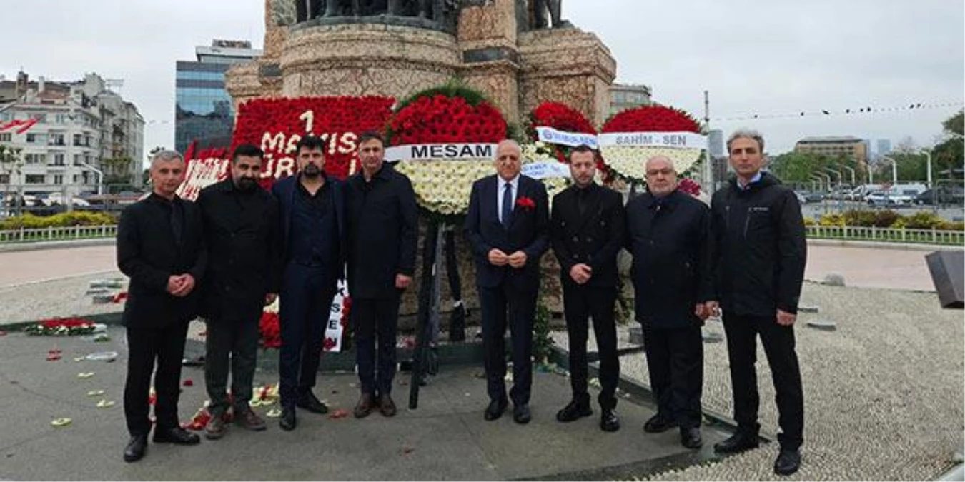 MESAM Heyeti, Taksim Cumhuriyet Anıtı’na çelenk bıraktı