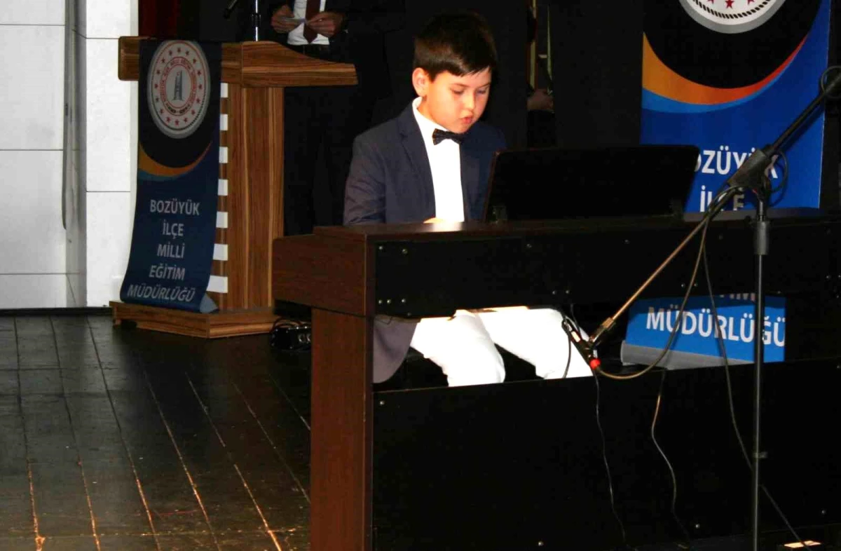 Bilecik Bozüyük İlçe Milli Eğitim Müdürlüğü, öğrencilere yönelik amatör çalgı festivali düzenledi
