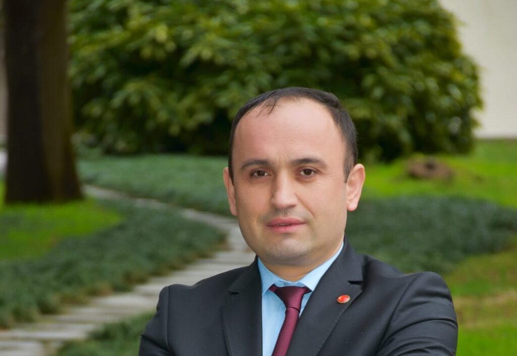 Hilmi Karayiğit’in Liderlik Özellikleri: Kararlı Durusuyla Toplumu Etkileyen Bir Figür